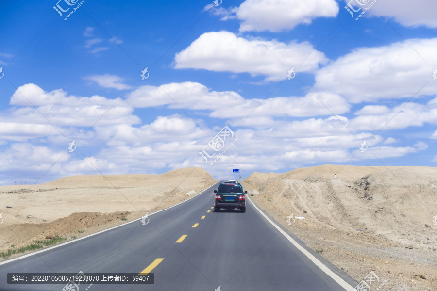 车队行进在沙漠公路上
