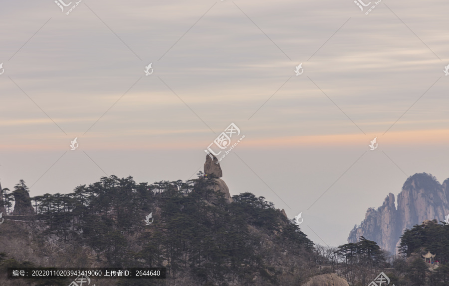 黄山飞来石