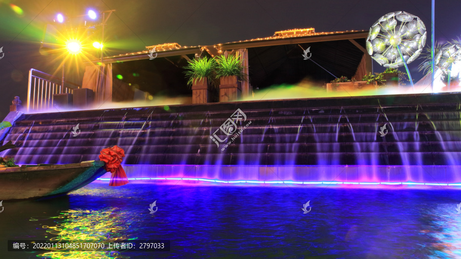 夜晚的城市喷泉