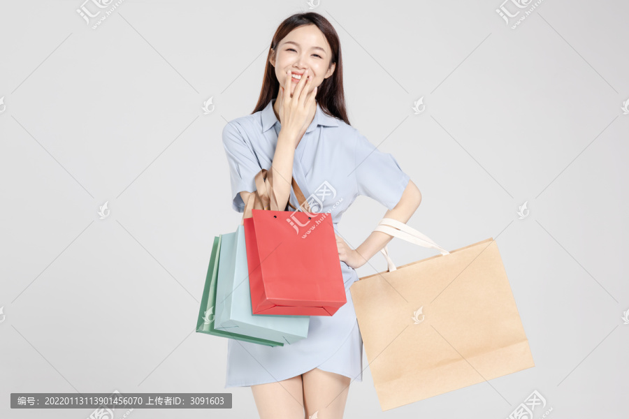 时尚的亚洲女孩在购物