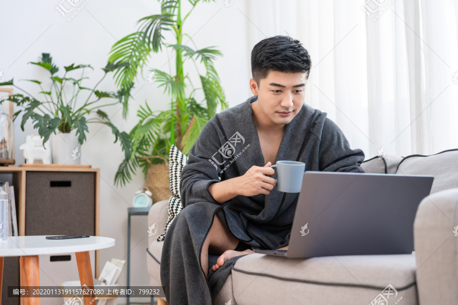 年轻男子在家使用电脑
