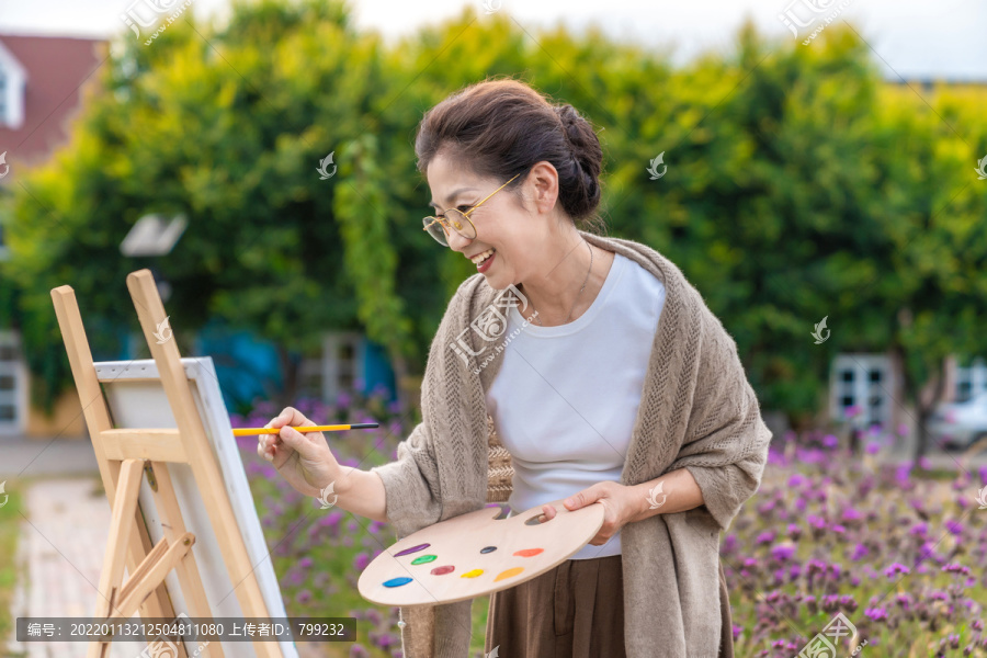 老年女人在画画