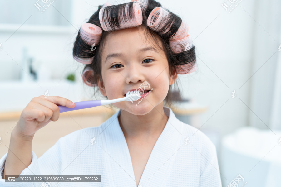 女孩在刷牙
