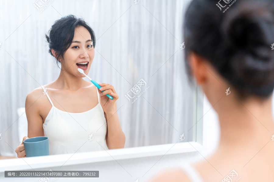 年轻女子在刷牙