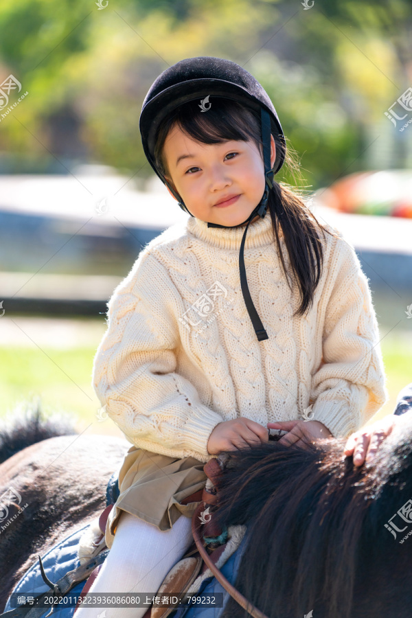 快乐的小女孩骑马