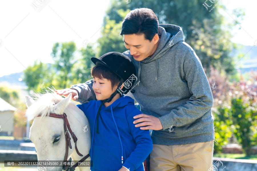爸爸带儿子骑马