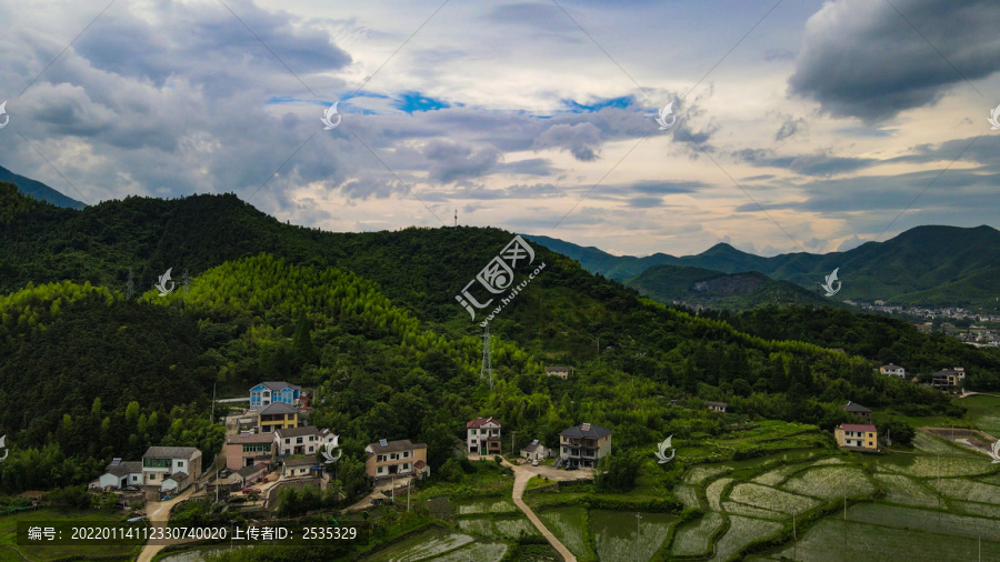 浙江湖州安吉天荒坪小镇大山