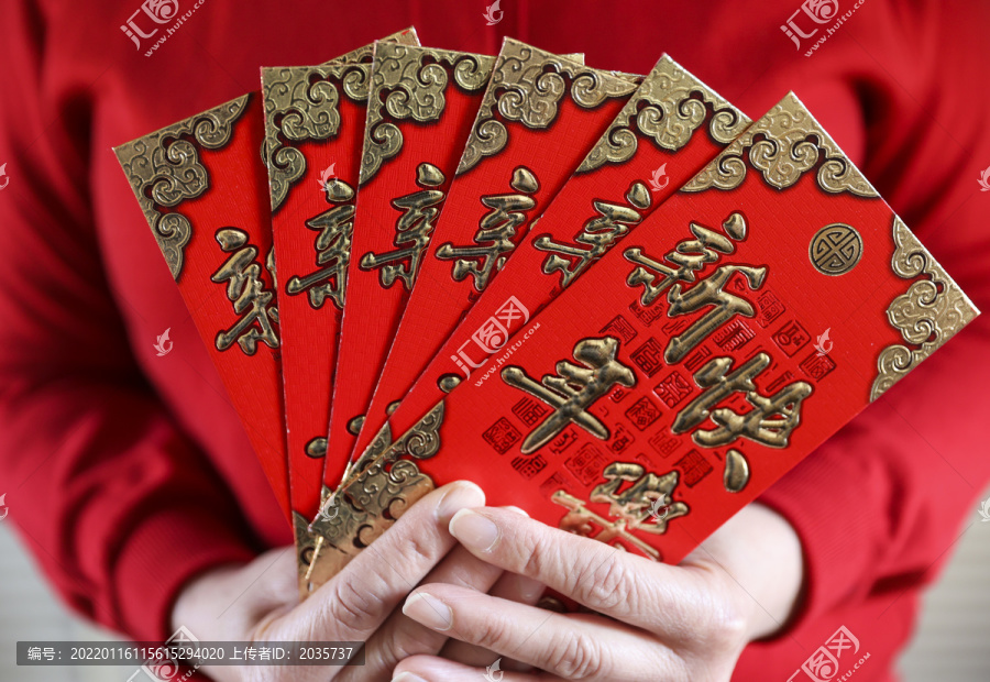 春节新年一个女人手里拿着红包