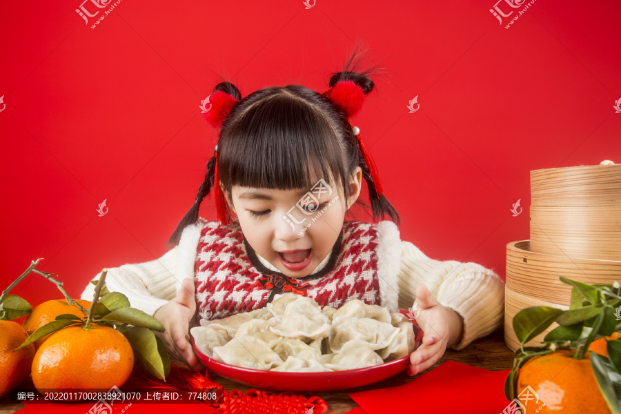 女孩子吃饺子喜庆过年