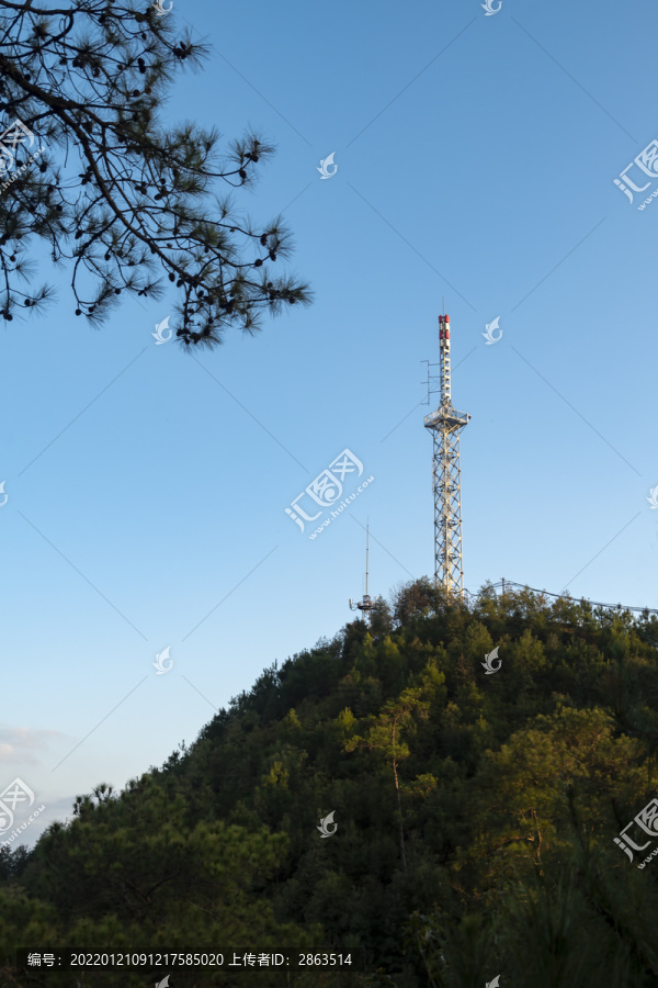 山上的信号塔