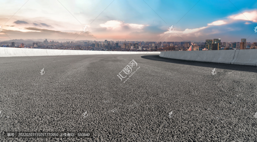 公路彎道和城市風(fēng)光