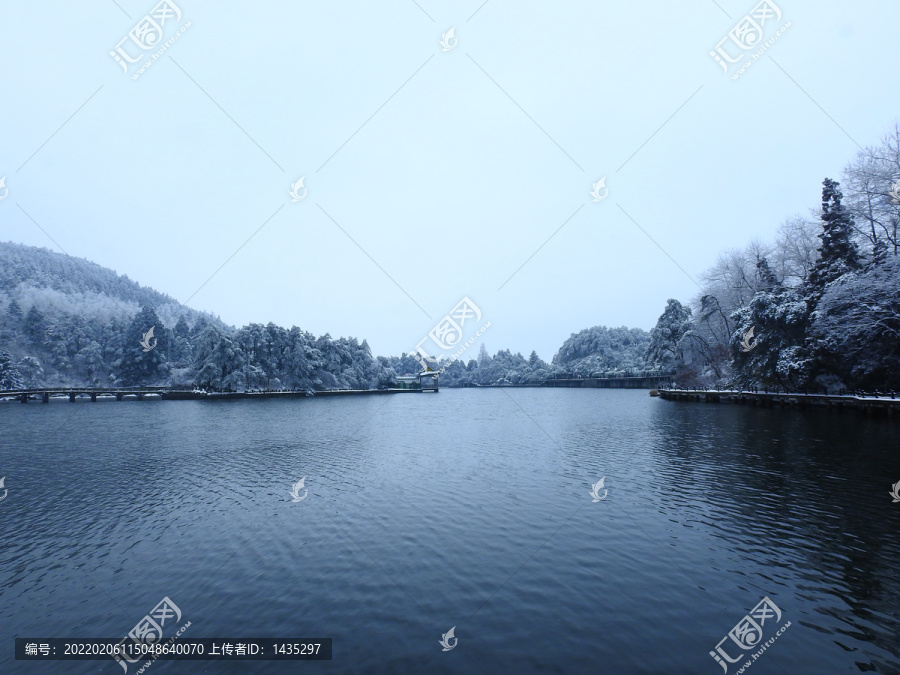 庐山如琴湖雪景