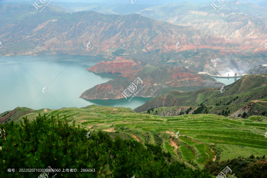 青海坎布拉景区的黄河丹霞景观