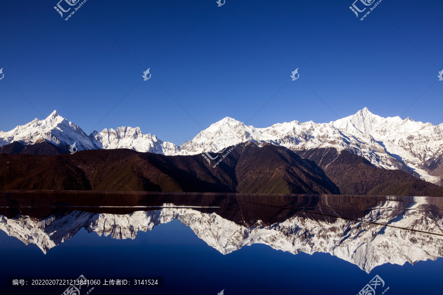 梅里雪山倒影