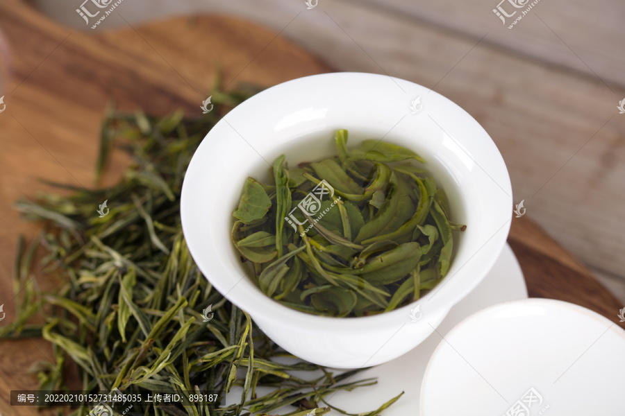 泡好的绿茶在白瓷盖碗中