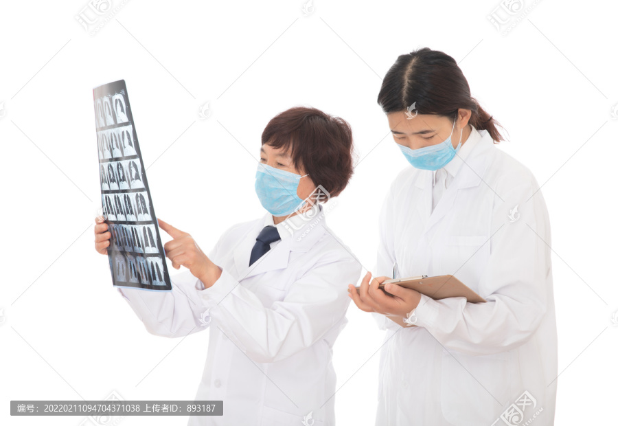 主治医师和实习生在研究X光片