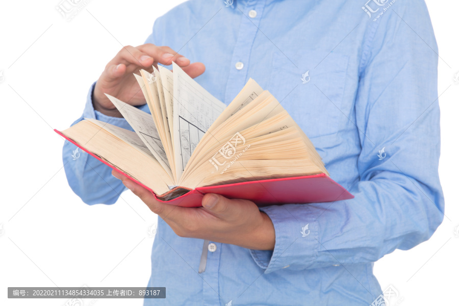 蓝色衬衣男士手拿一本书