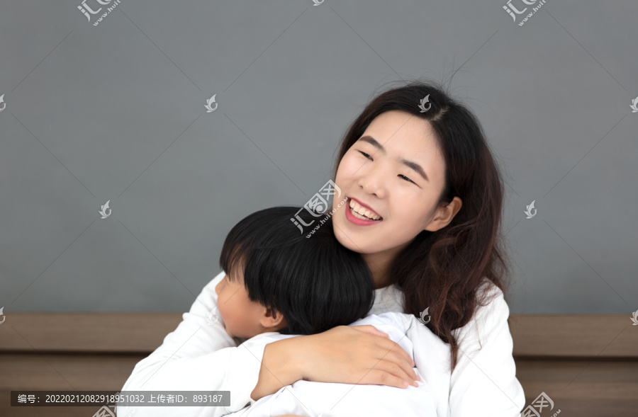 妈妈高兴的抱着自己的孩子