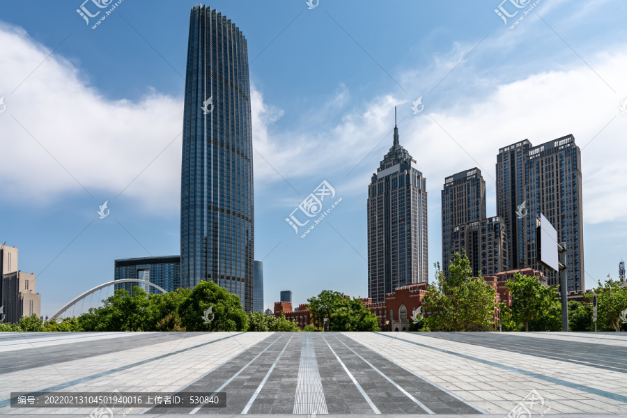 空的地砖和城市建筑群背景