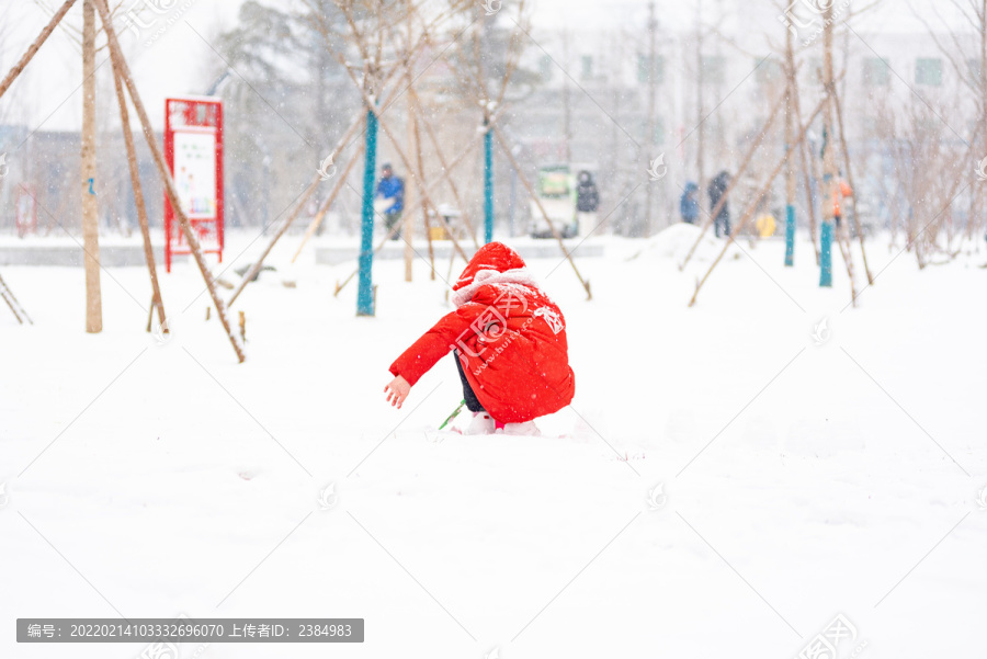 女孩在雪地里玩雪