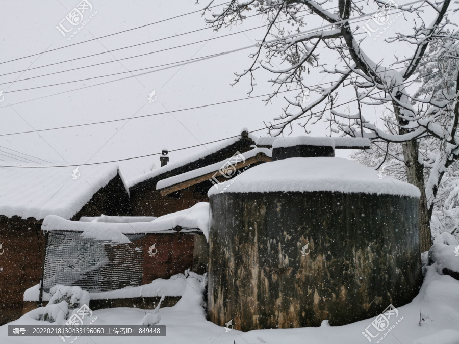 老树老屋乡村雪景