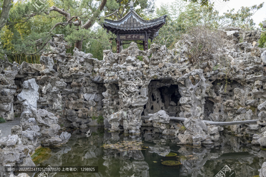 扬州个园假山池塘