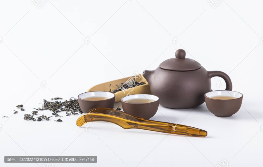 白底上放着的茶叶和茶具