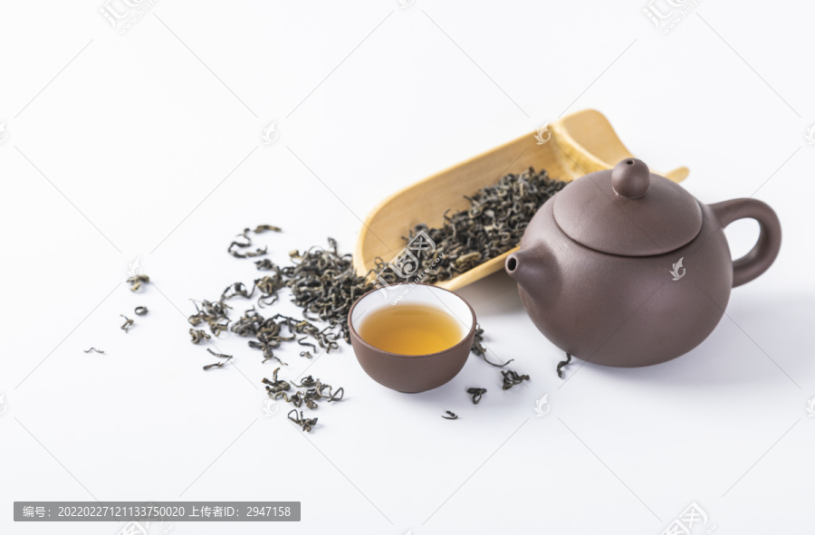 白底上放着的茶叶和茶具