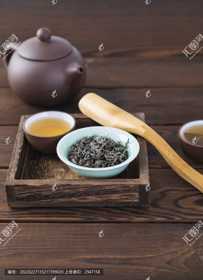 白底上放着的茶叶和茶具