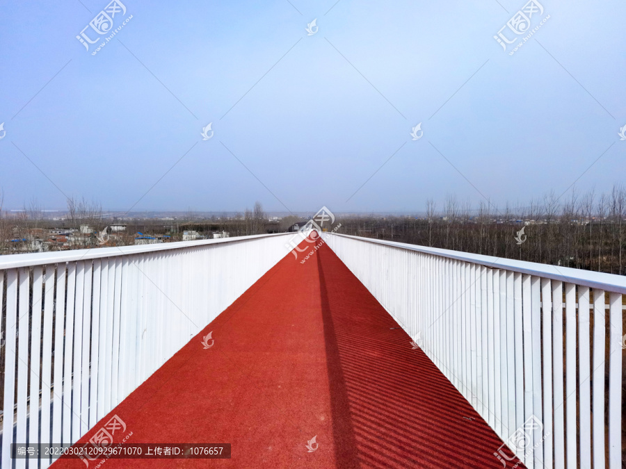 关中环线白栏杆红底大桥