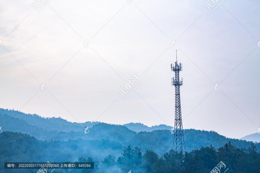 山区的电信信号塔