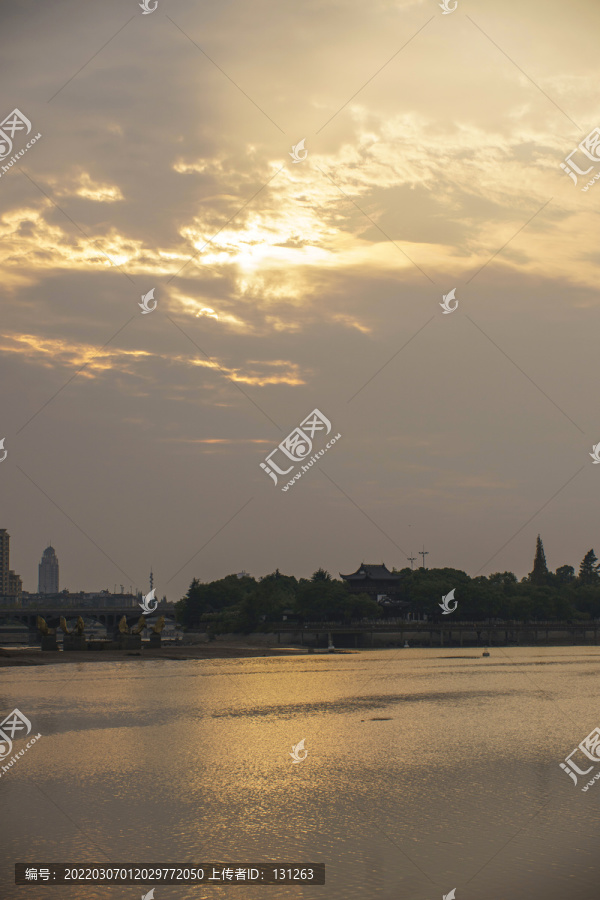 金华婺江鲤鱼喷泉夕阳晚霞