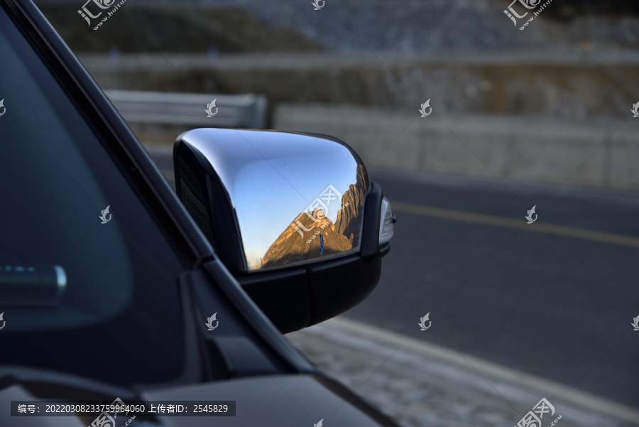 倒映在汽车反光镜上的大山