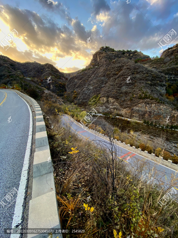 无人的山区盘山公路