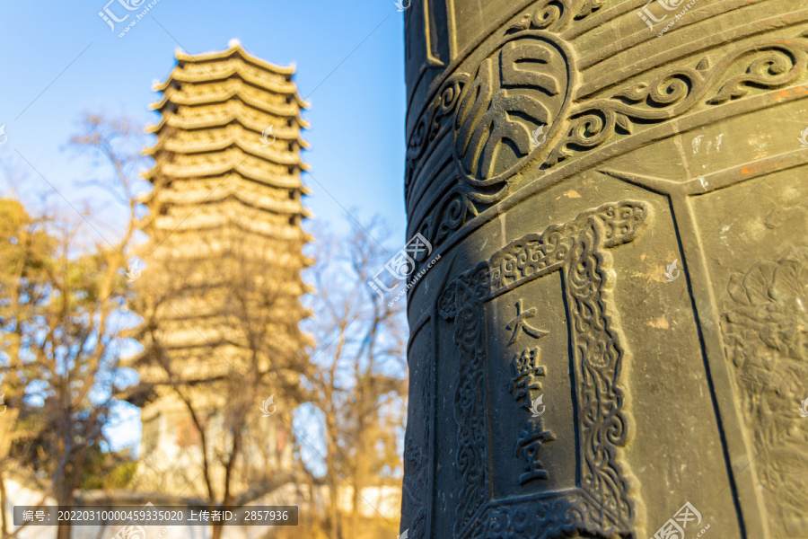 北京大学百年校庆钟与博雅塔