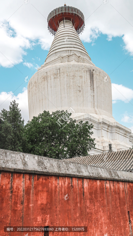 蓝天白云下的古建筑白塔寺