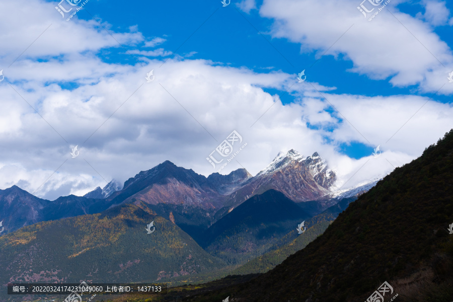 林芝雅鲁藏布大峡谷途中雪山