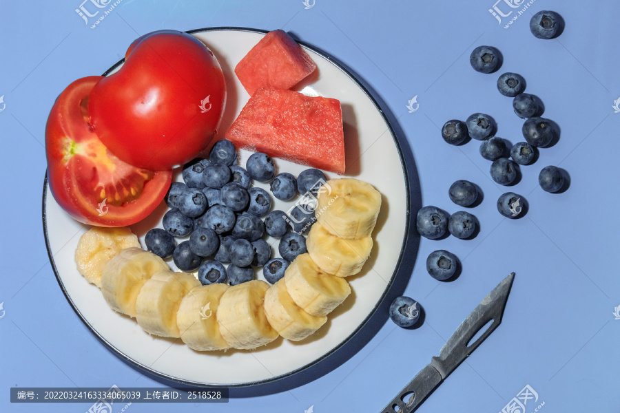 美食摄影水果沙拉摆盘蓝背景