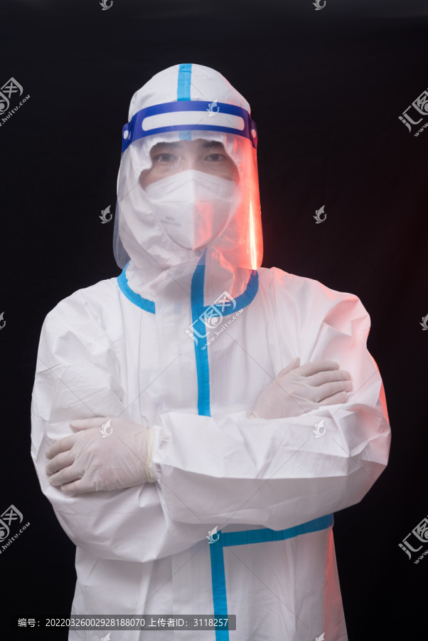 医生穿防疫防护服摘面罩口罩