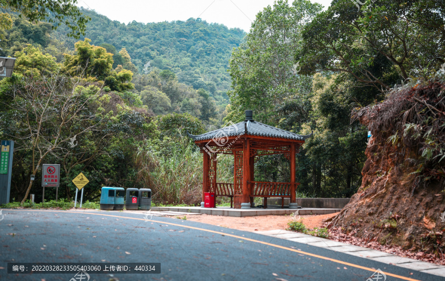 马峦山路边休息亭