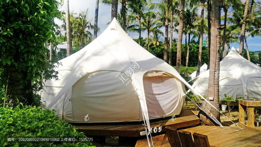 椰子树林中的户外白色大帐篷