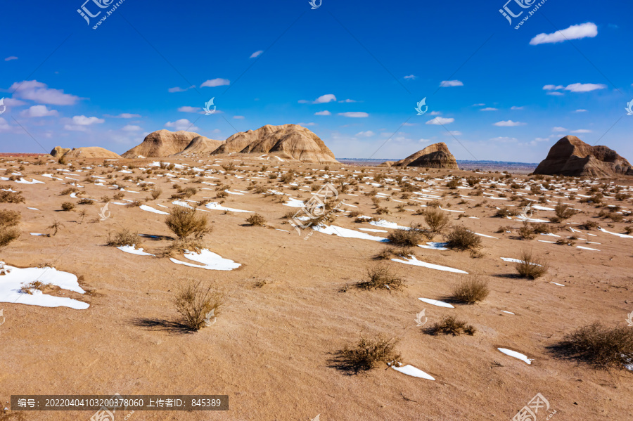 冬天大漠砂砾岩小山