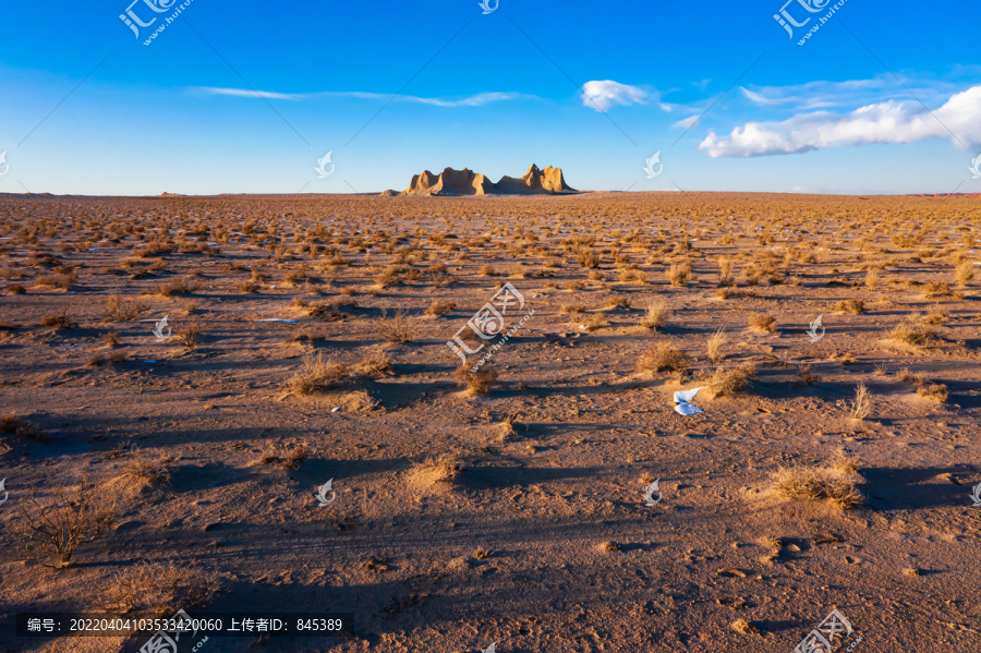 冬天大漠砂砾岩小山