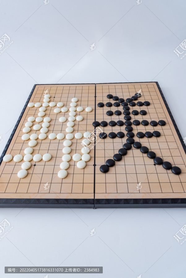 围棋棋盘上黑白棋子摆出的韩美