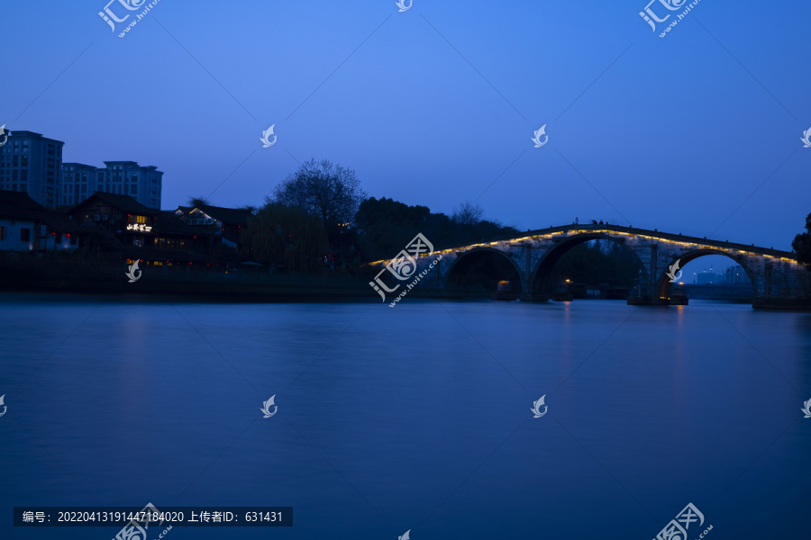 杭州大运河古桥拱宸桥夜景倒影