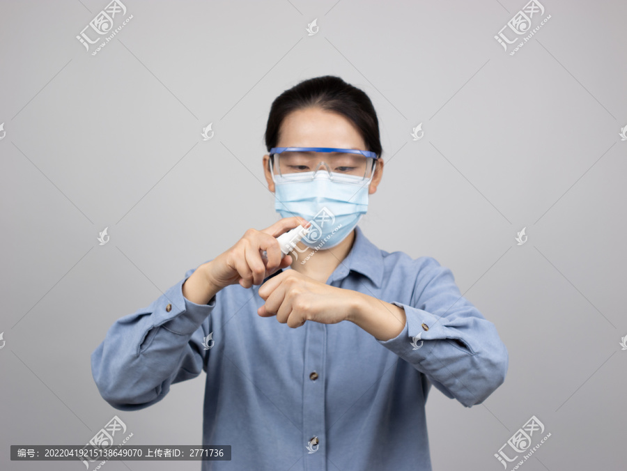 中国女性戴口罩消毒防护保健
