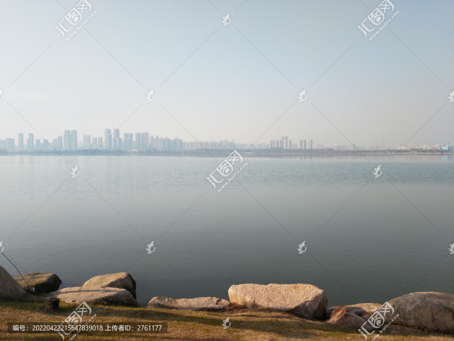 湖边石头风景