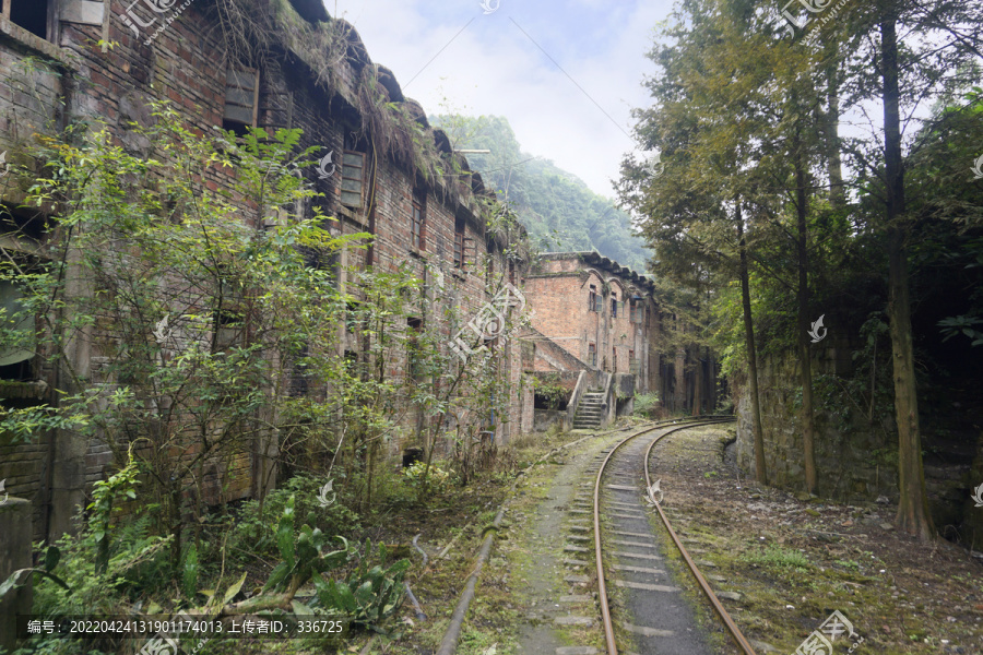 嘉阳煤矿窄轨铁路穿过的住宅区