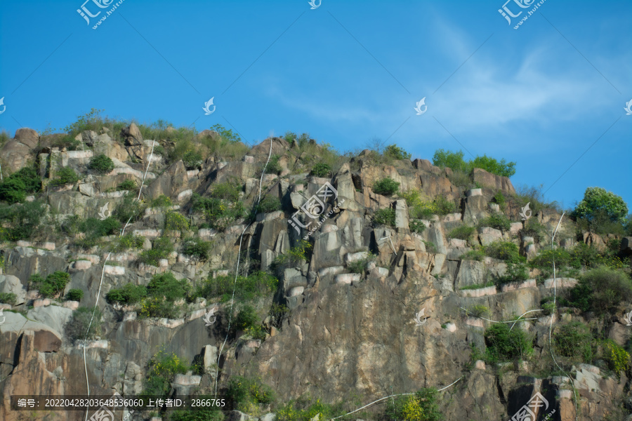 陡峭的山