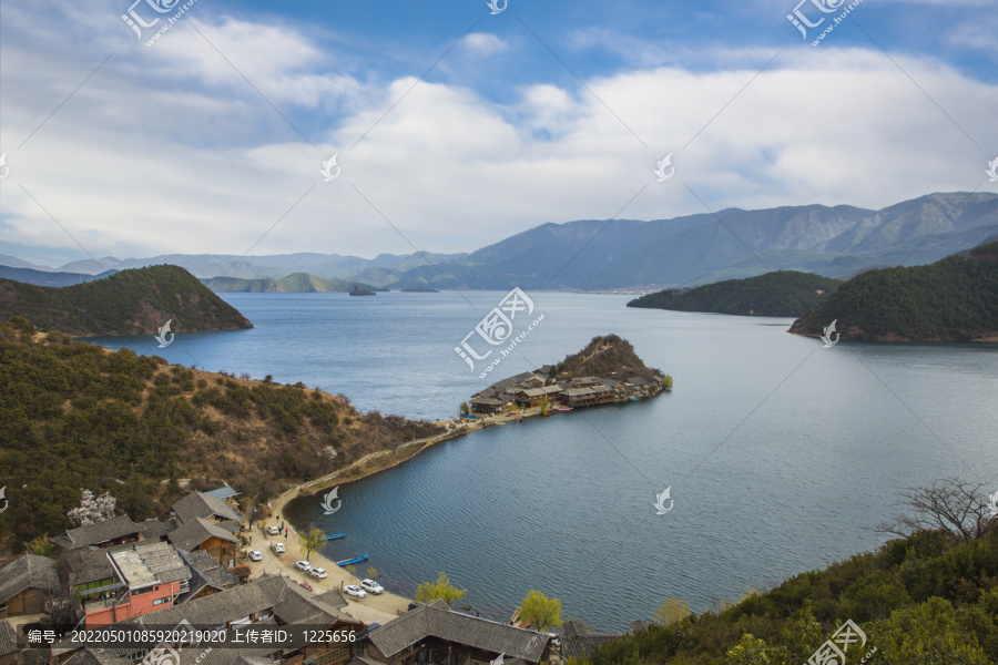 川南泸沽湖畔